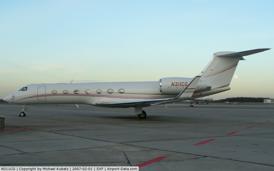 N311CG, 2006 Gulfstream Aerospace GV-SP (G550) C/N 5108, The sun was down and the moon is up.