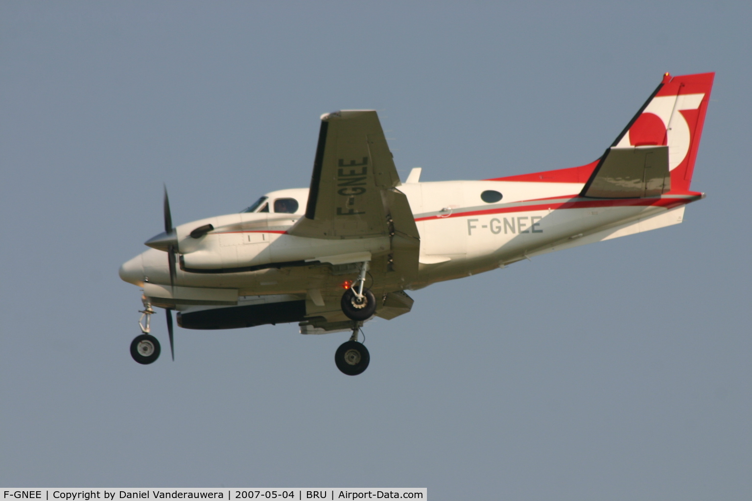 F-GNEE, 1993 Beech C90A King Air C/N LJ-1328, descending to rwy 25L