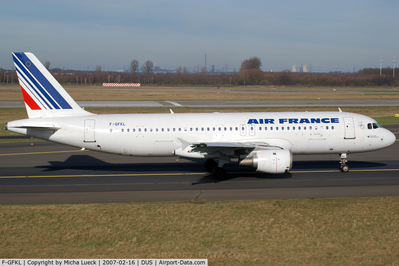 F-GFKL, 1990 Airbus A320-211 C/N 0101, Taxiing to the runway