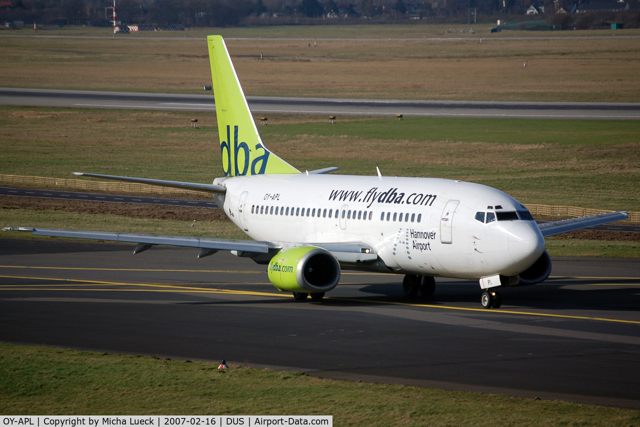 OY-APL, 1998 Boeing 737-5L9 C/N 28996, Taxiing to the runway