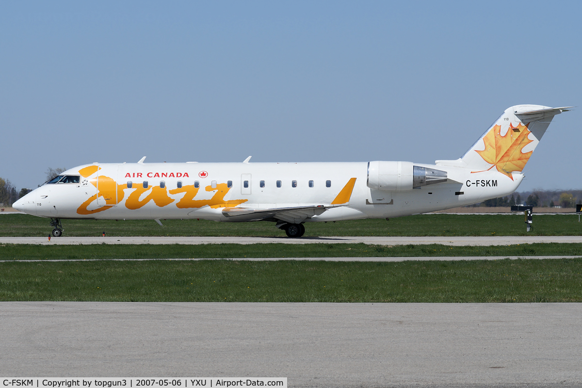 C-FSKM, 1995 Canadair CRJ-100ER (CL-600-2B19) C/N 7071, Taxiing on Golf for departure.