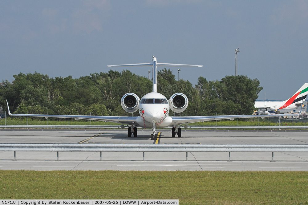 N171JJ, 2006 Bombardier BD-700-1A11 Global Express 5000 C/N 9209, Huge wingspan.