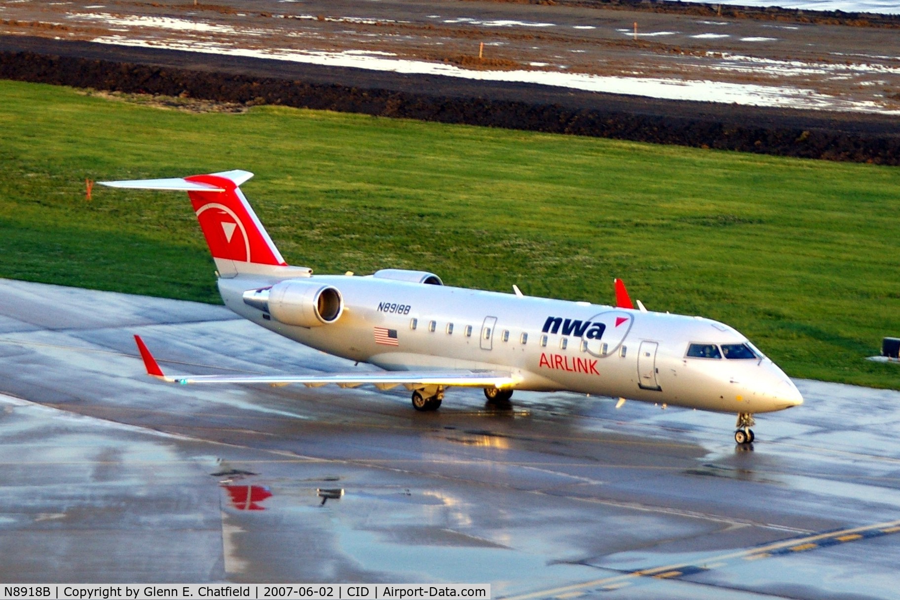 N8918B, 2004 Bombardier CRJ-200 (CL-600-2B19) C/N 7918, Taxiing out to Runway 9