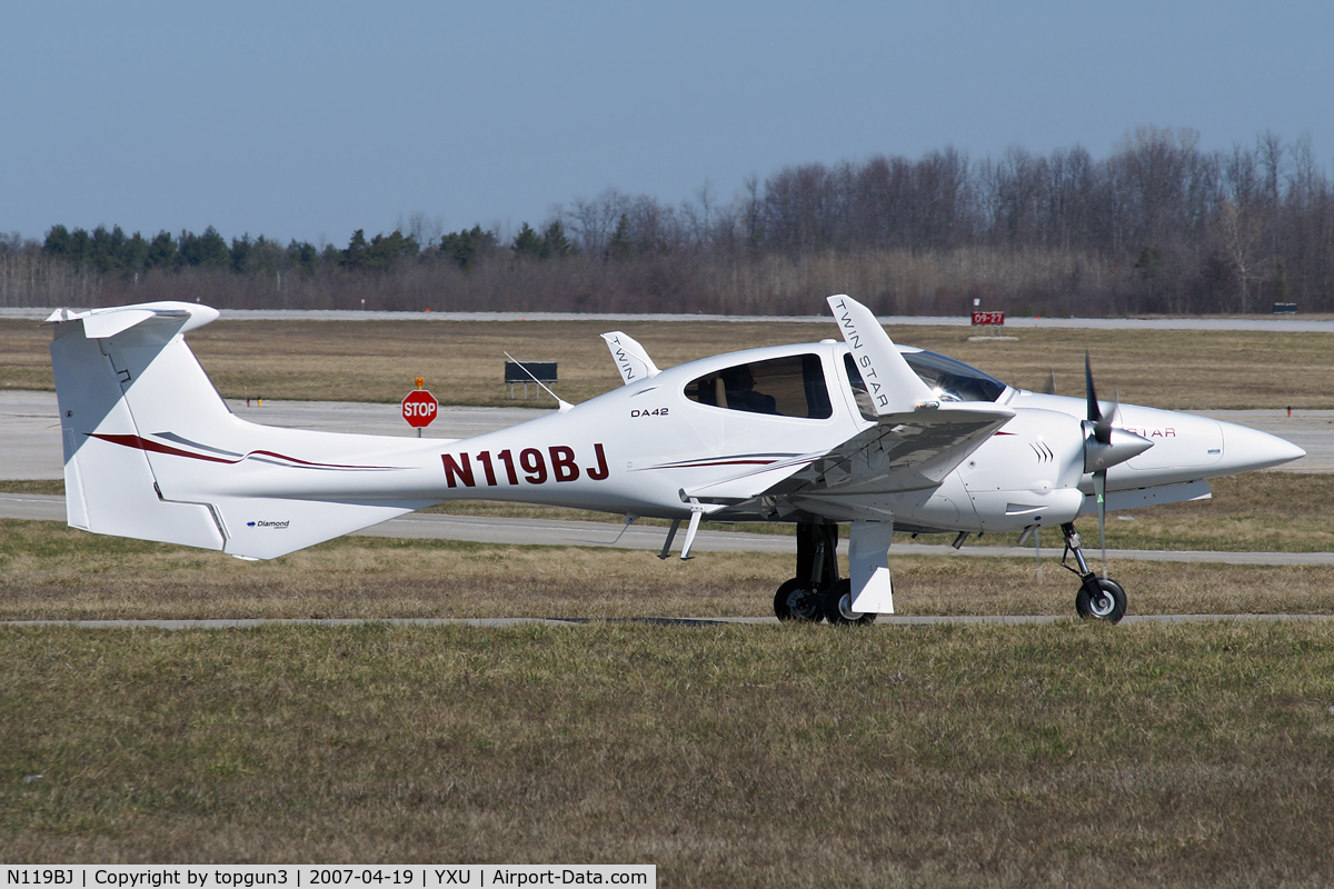 N119BJ, 2007 Diamond DA-42 Twin Star C/N 42.AC045, Taxiing on Alpha.