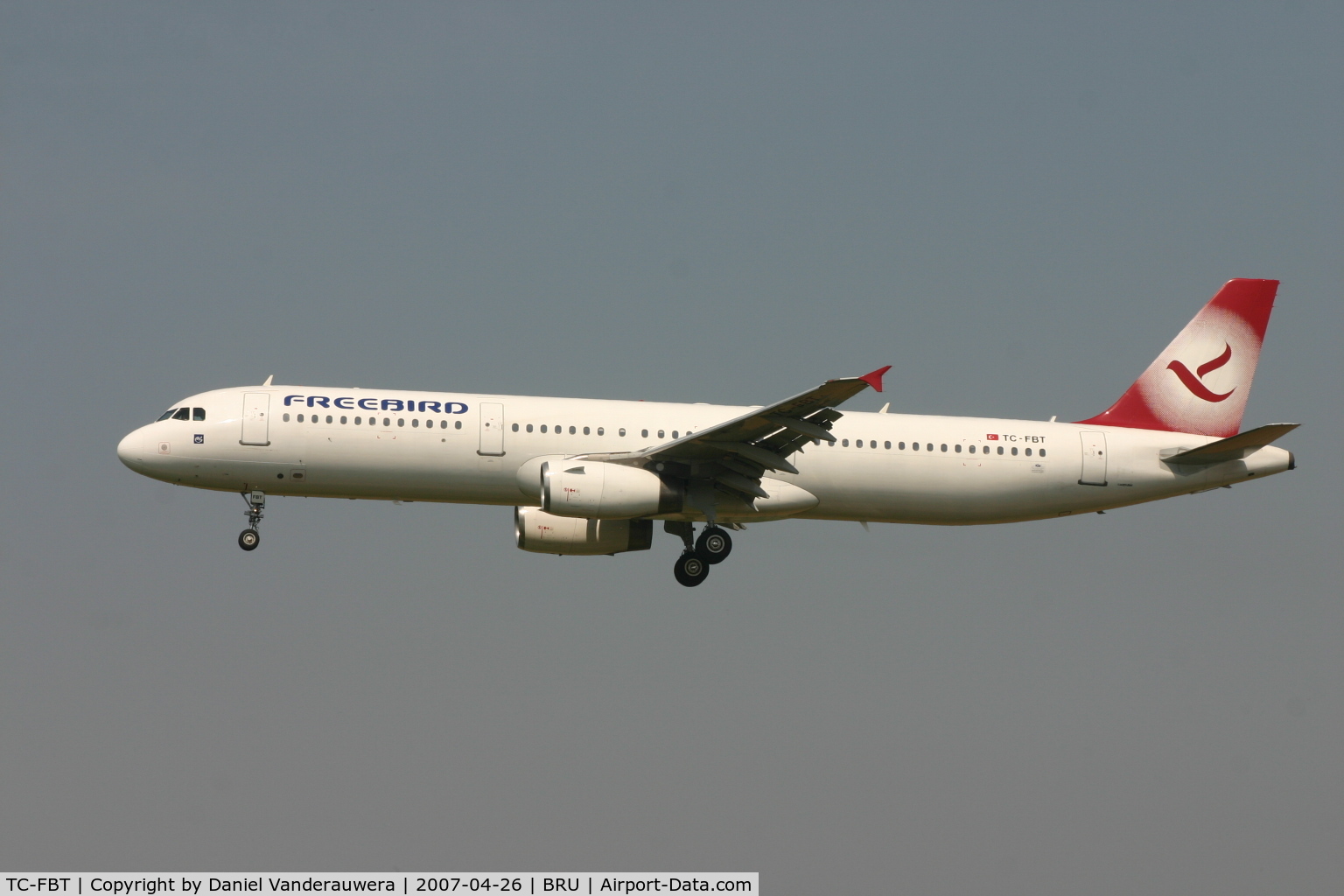 TC-FBT, 1998 Airbus A321-131 C/N 855, descending to rwy 25L