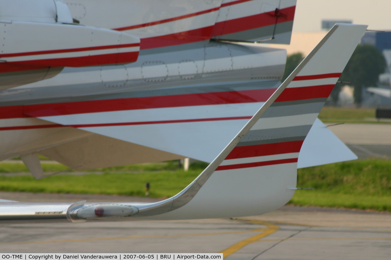 OO-TME, 2002 Learjet 60 C/N 60-255, close-up of the left winglet