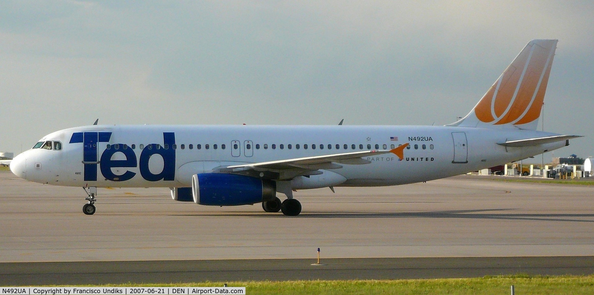 N492UA, 2002 Airbus A320-232 C/N 1755, Taxiing on Bravo November westbound
