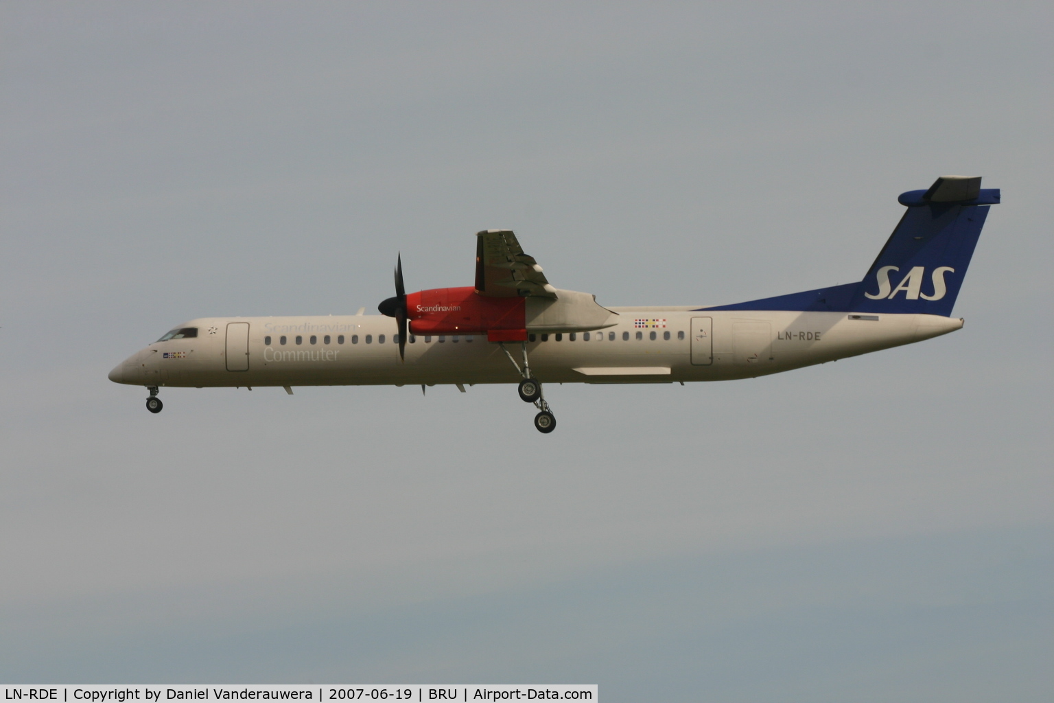 LN-RDE, 2000 De Havilland Canada DHC-8-402Q Dash 8 Dash 8 C/N 4020, flight SK1591 is descending to rwy 25L