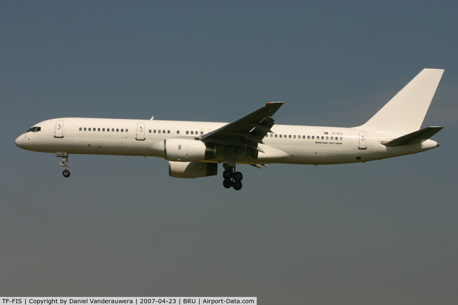 TF-FIS, 1994 Boeing 757-256 C/N 26245, flight  FI 830  is descending to rwy 25L