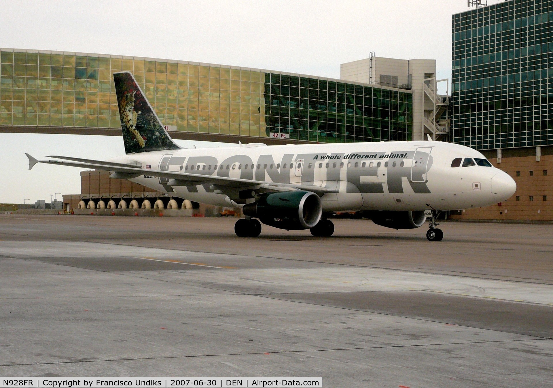 N928FR, 2004 Airbus A319-111 C/N 2236, Taxiing on Alpha Sierra.