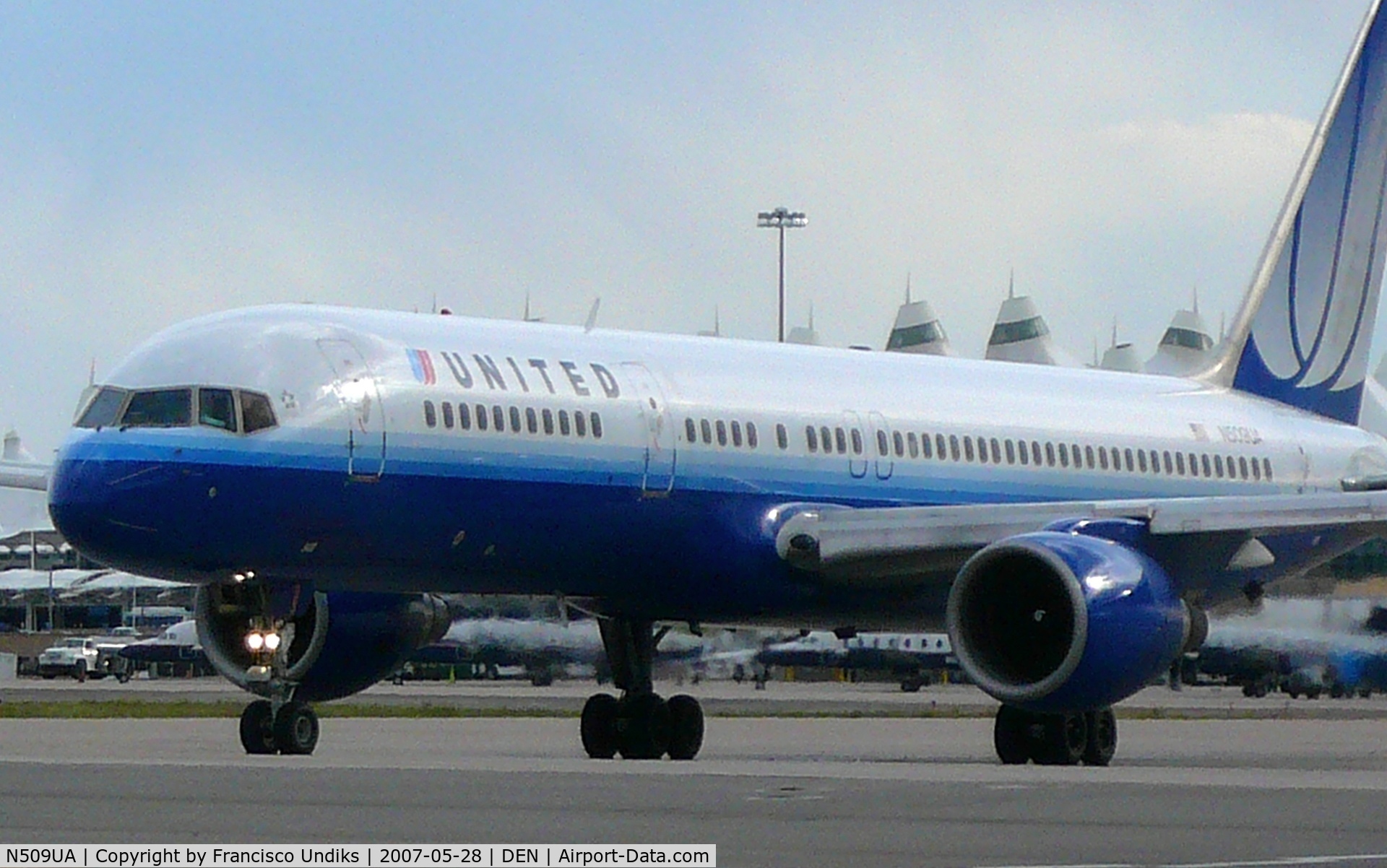 N509UA, 1990 Boeing 757-222 C/N 24763, Taxiing on Bravo Sierra eastbound.