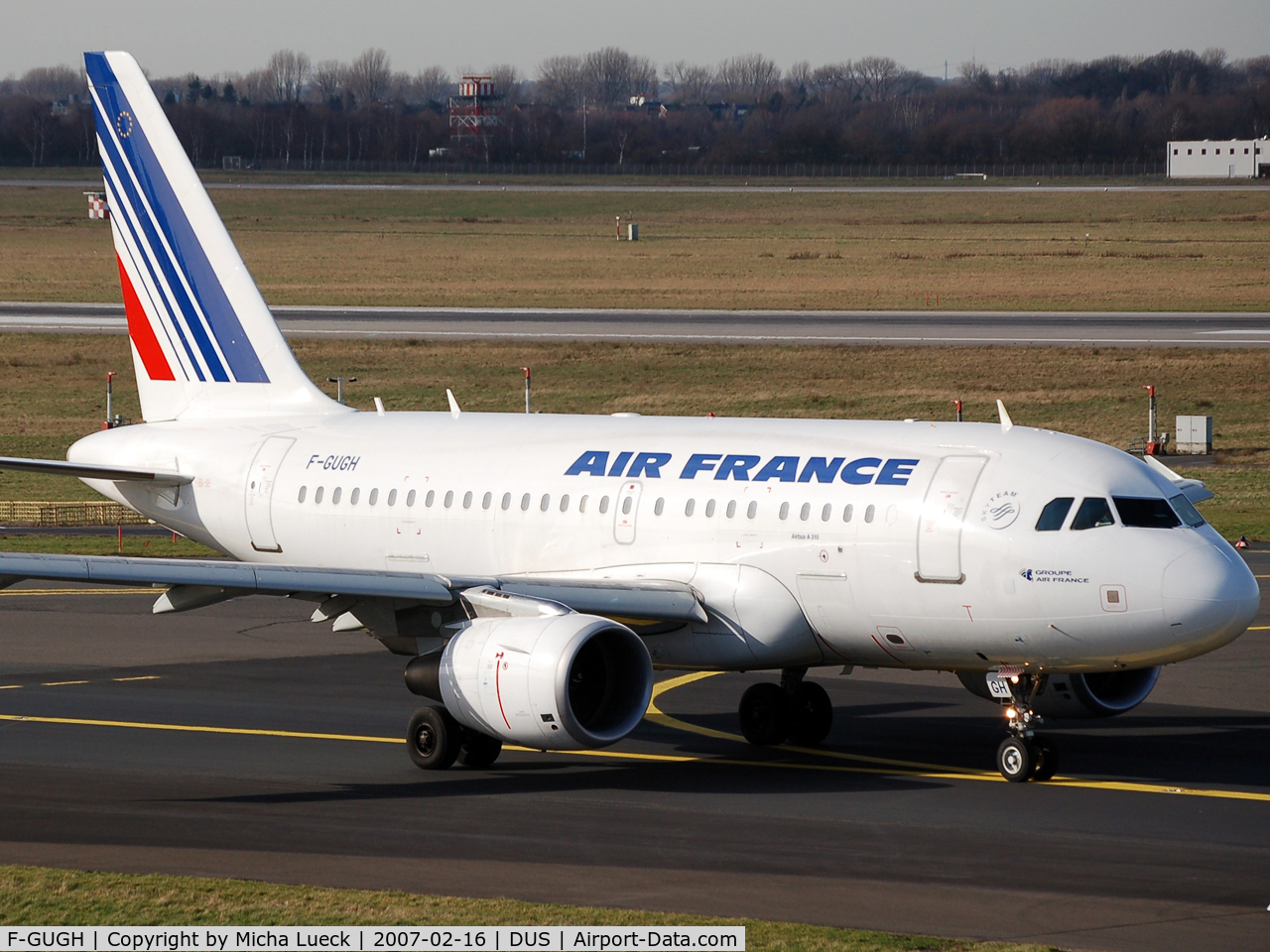 F-GUGH, 2004 Airbus A318-111 C/N 2344, Taxiing to the runway