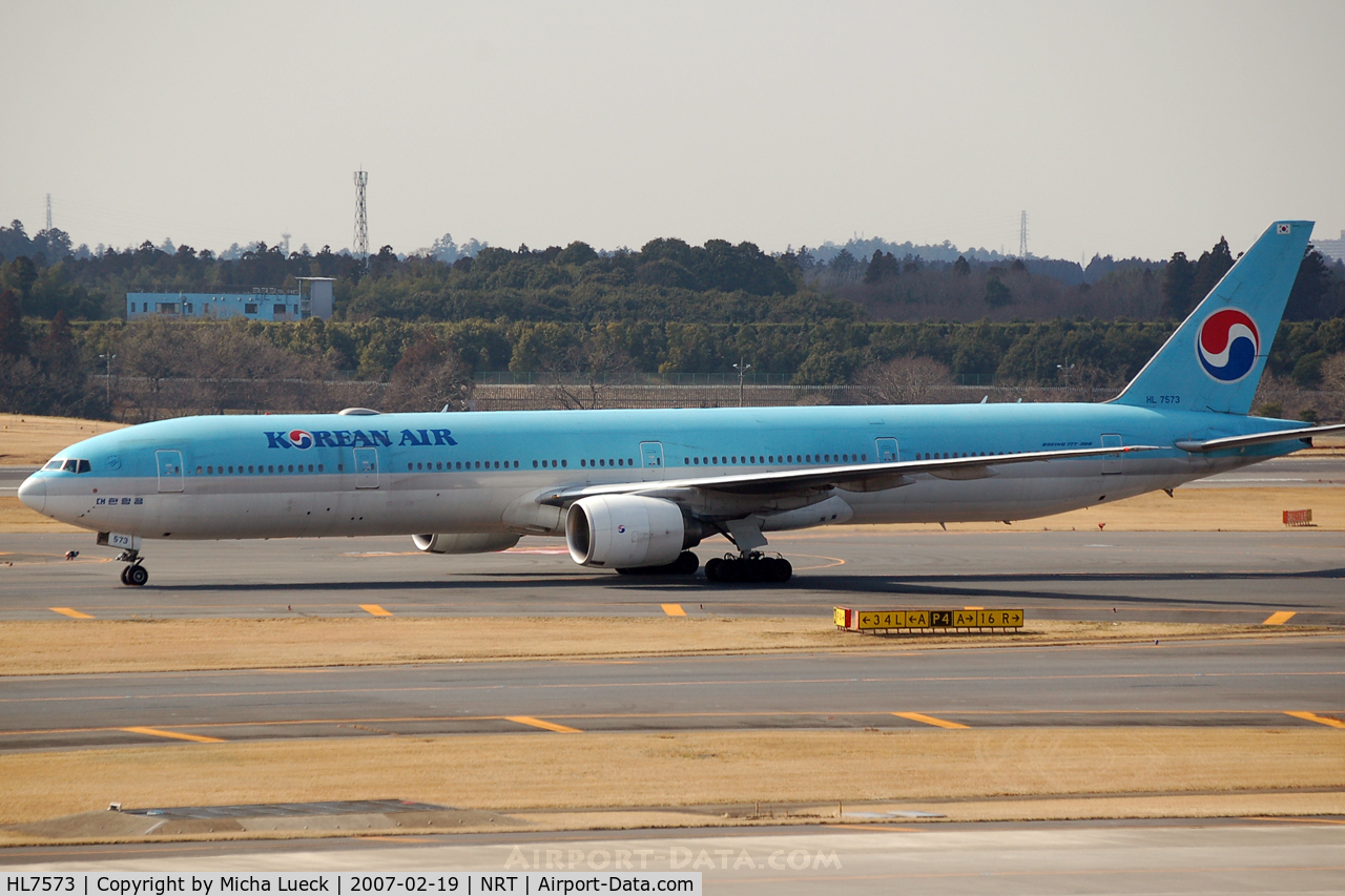 HL7573, 2000 Boeing 777-3B5 C/N 27952, Taxiing to the gate