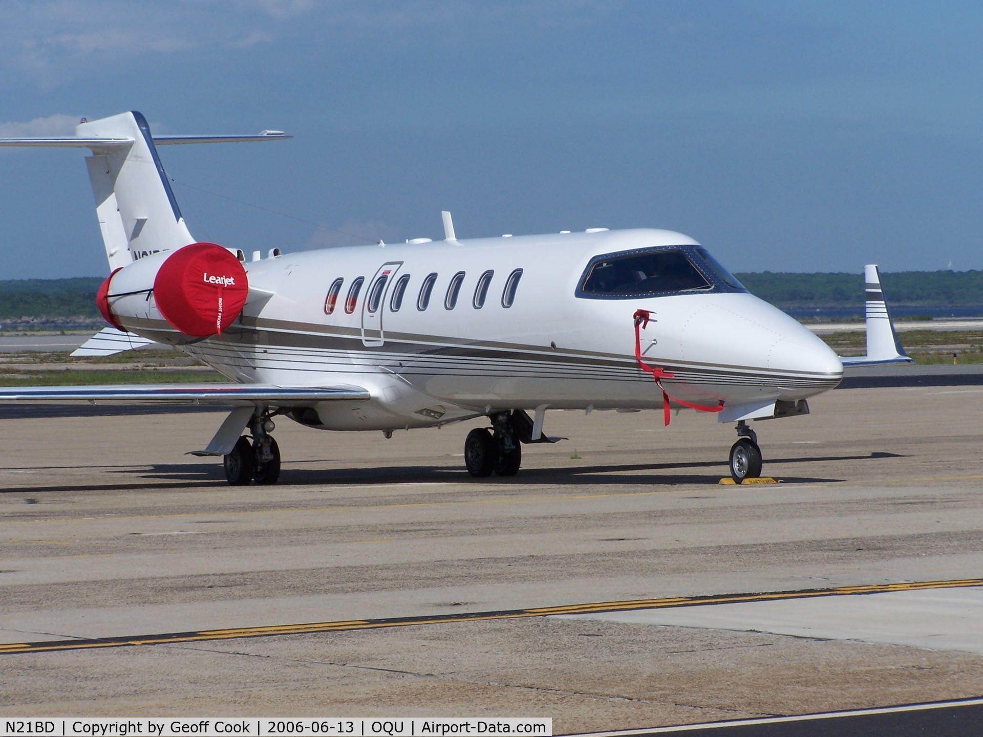 N21BD, Cessna 401B C/N 401B0014, Learjet N21BD poses in the sun at Quonset Point, Rhode Island