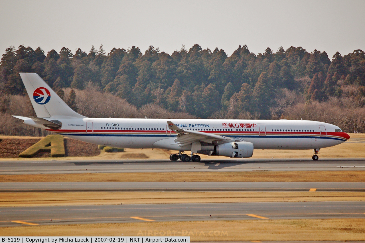B-6119, 2005 Airbus A330-343X C/N 713, Just touched down, thrust reversers deployed