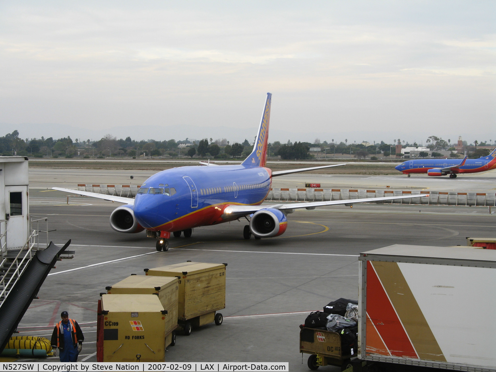 N527SW, 1992 Boeing 737-5H4 C/N 26569, Southwest 737-5H4 in new colors taxying in to gate @ LAX