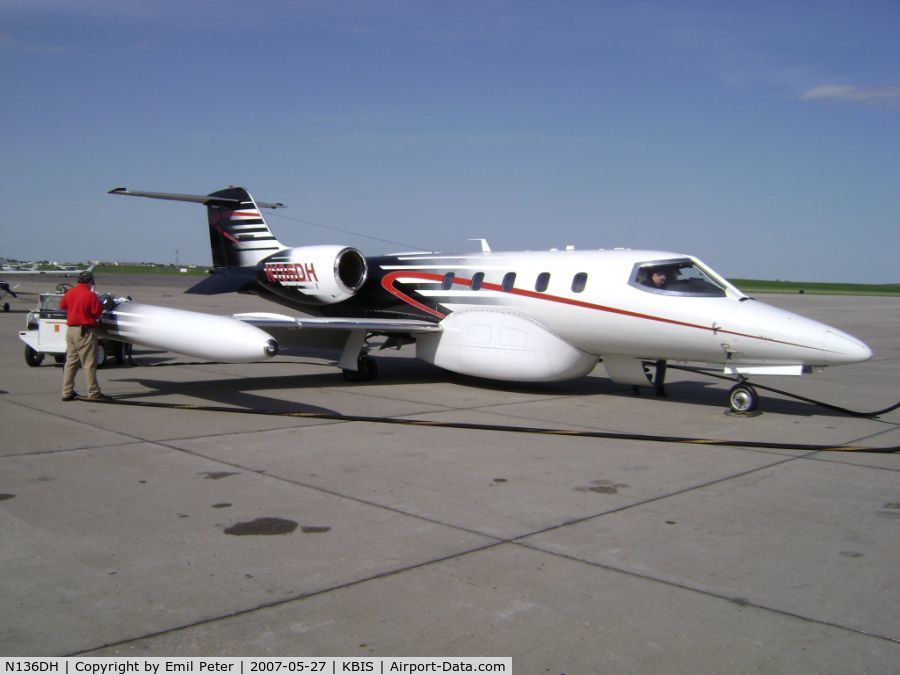 N136DH, 1994 Gates Learjet 36A C/N 036, Fueling up, getting ready to go