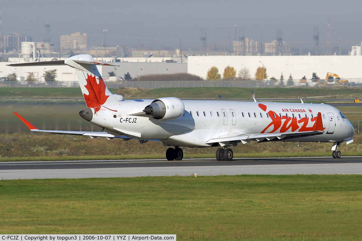 C-FCJZ, 2005 Canadair CRJ-705ER (CL-600-2D15) Regional Jet C/N 15040, Departing RWY33L.