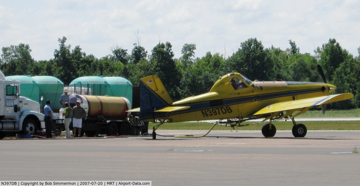 N397DB, 1997 Air Tractor Inc AT-502B C/N 502B-0418, Loading up with more chemical for the Ohio corn.