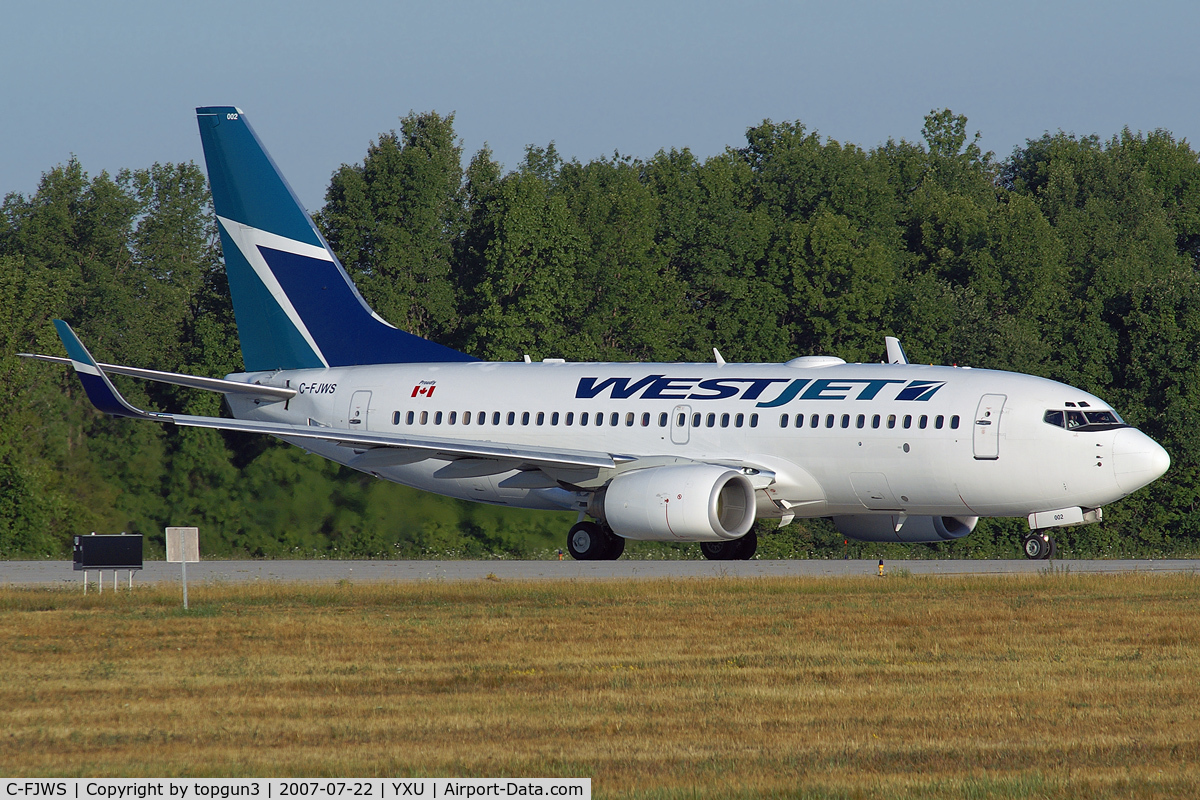 C-FJWS, 2001 Boeing 737-76N C/N 28651, Taxiing for departure via RWY33.