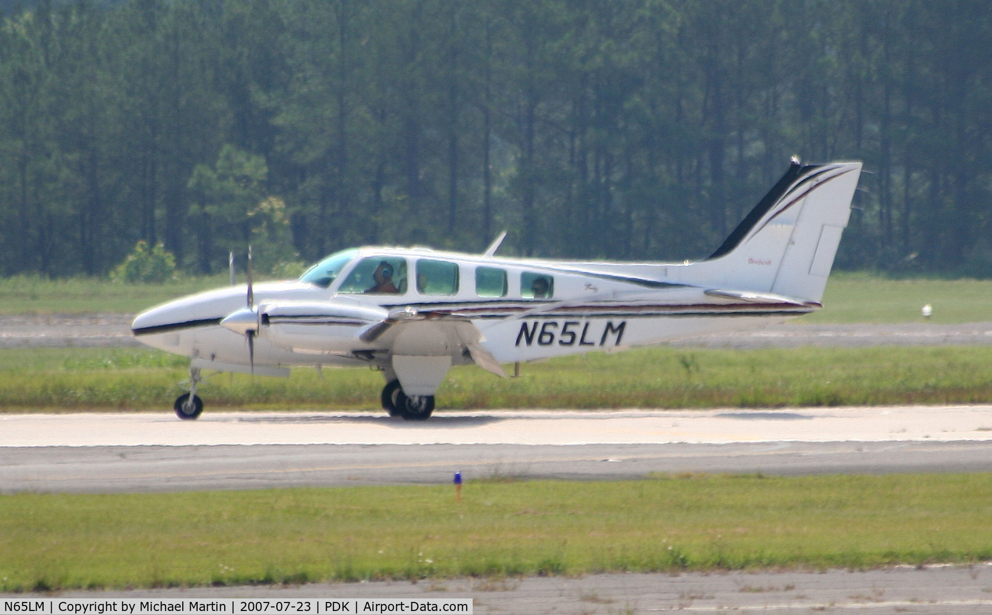 N65LM, 1999 Raytheon Aircraft Company 58 C/N TH-1902, Landing Runway 2R