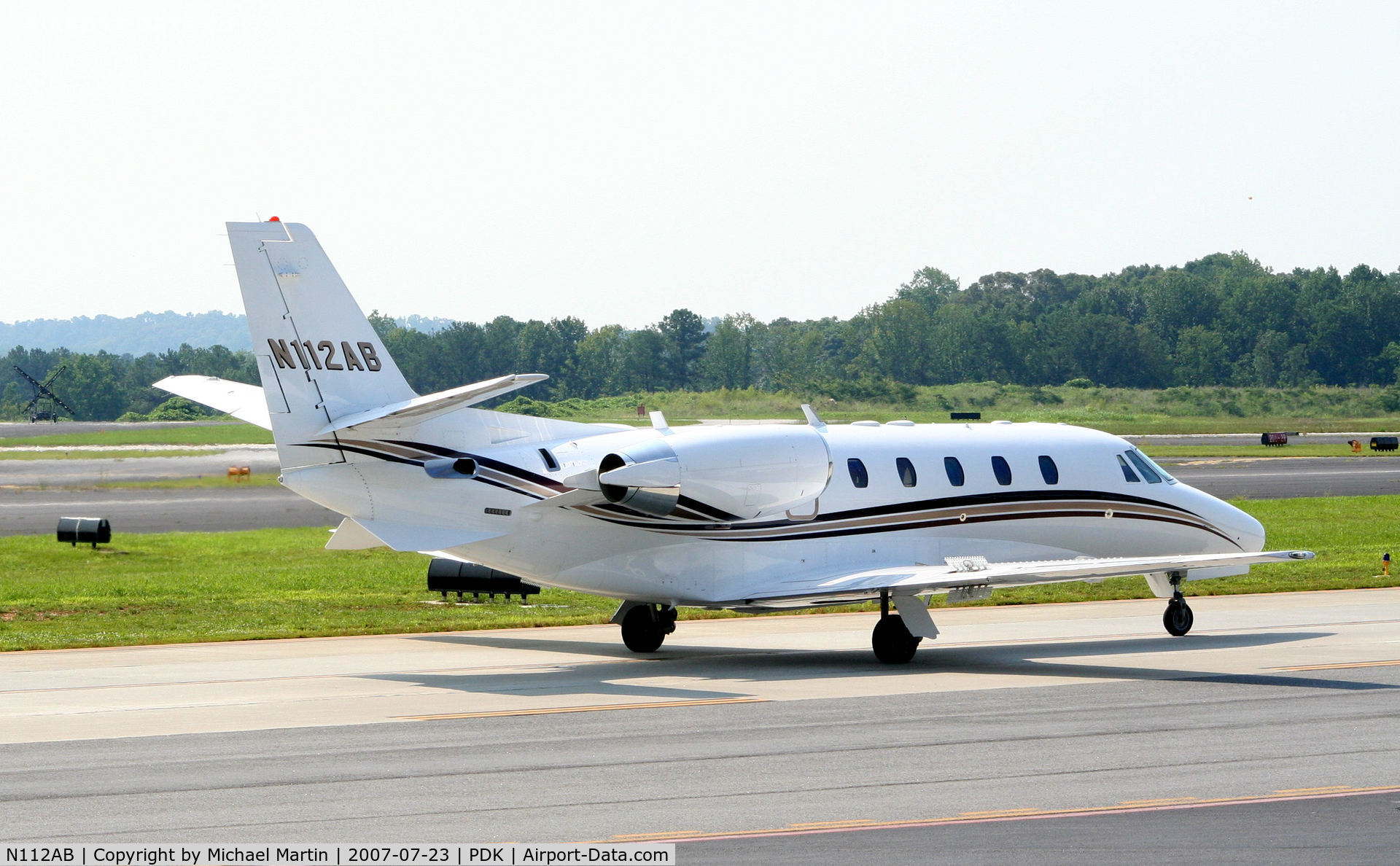 N112AB, 2004 Cessna 560XL C/N 560-5361, Taxing to Mercury Air Center