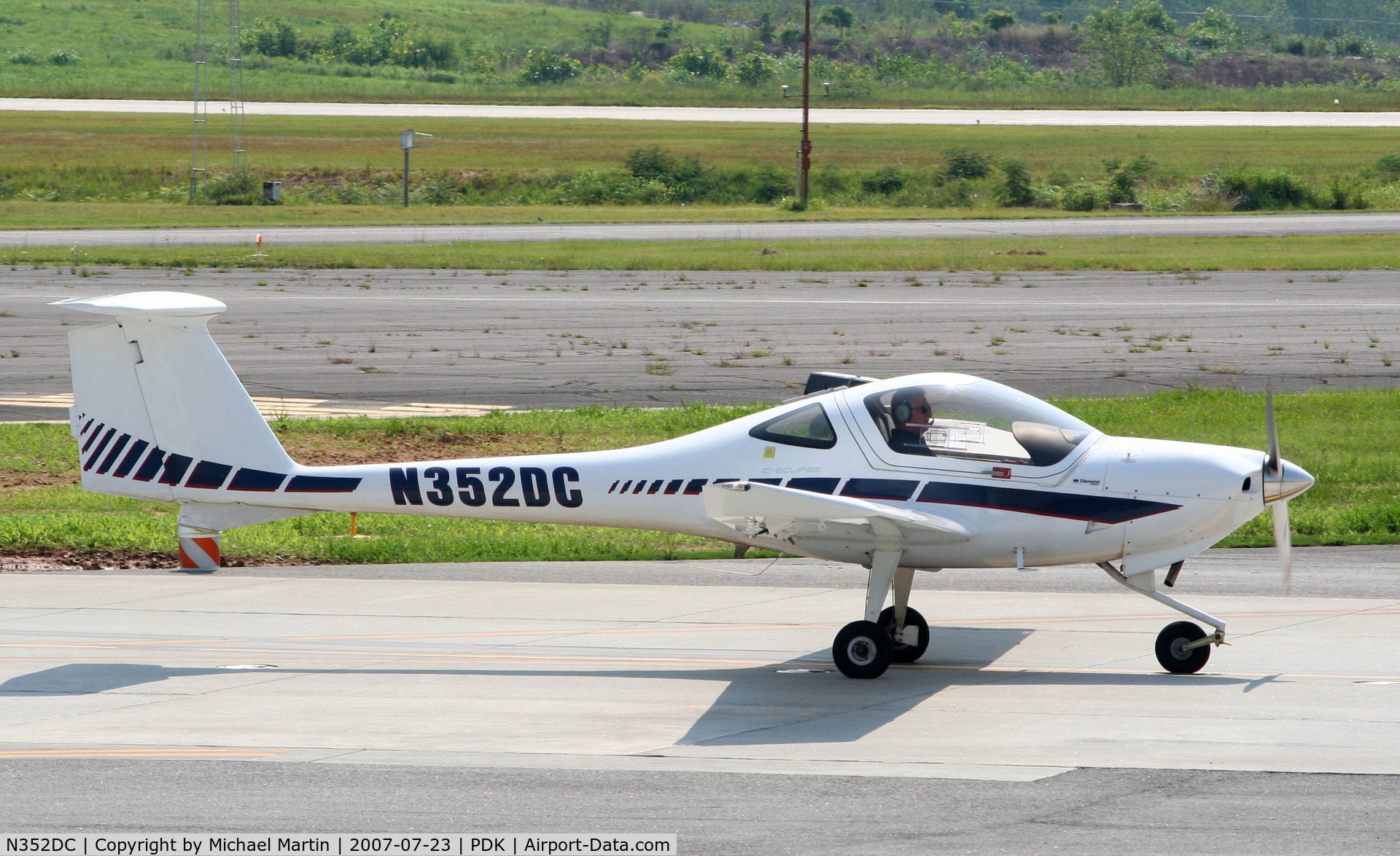 N352DC, 2005 Diamond DA-20C-1 Eclipse C/N C0352, Taxing to Runway 2L