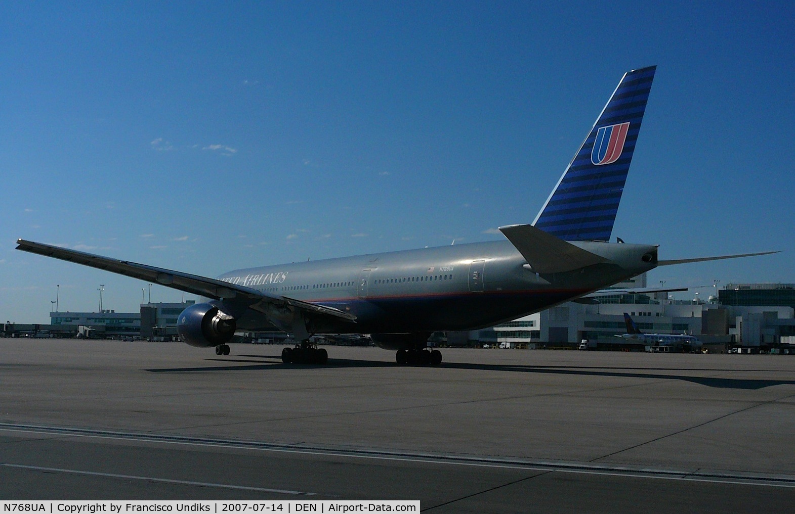 N768UA, 1995 Boeing 777-222 C/N 26919, United Airlines 777
