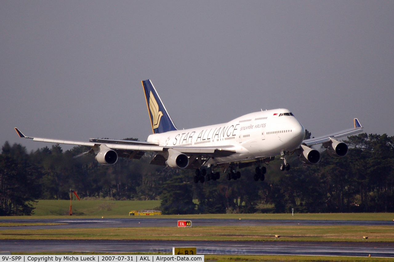 9V-SPP, 2001 Boeing 747-412 C/N 28029, Seconds before touch-down