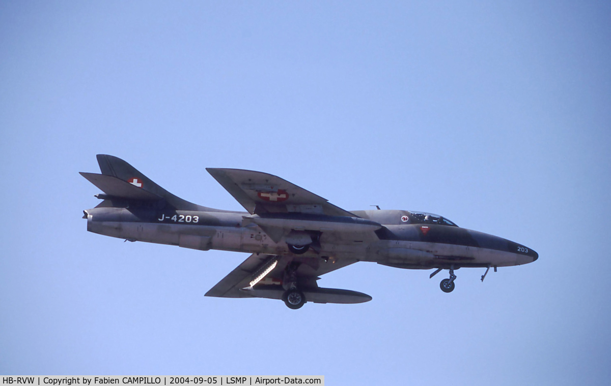 HB-RVW, 1975 Hawker Hunter T.68 C/N 41H-R738150, Hunter T-Mk68 J-4203 41H670844