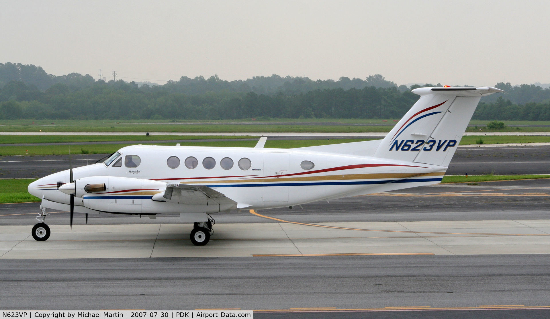 N623VP, 1981 Beech 200 C/N BB-769, Taxing to Signature Flight Services