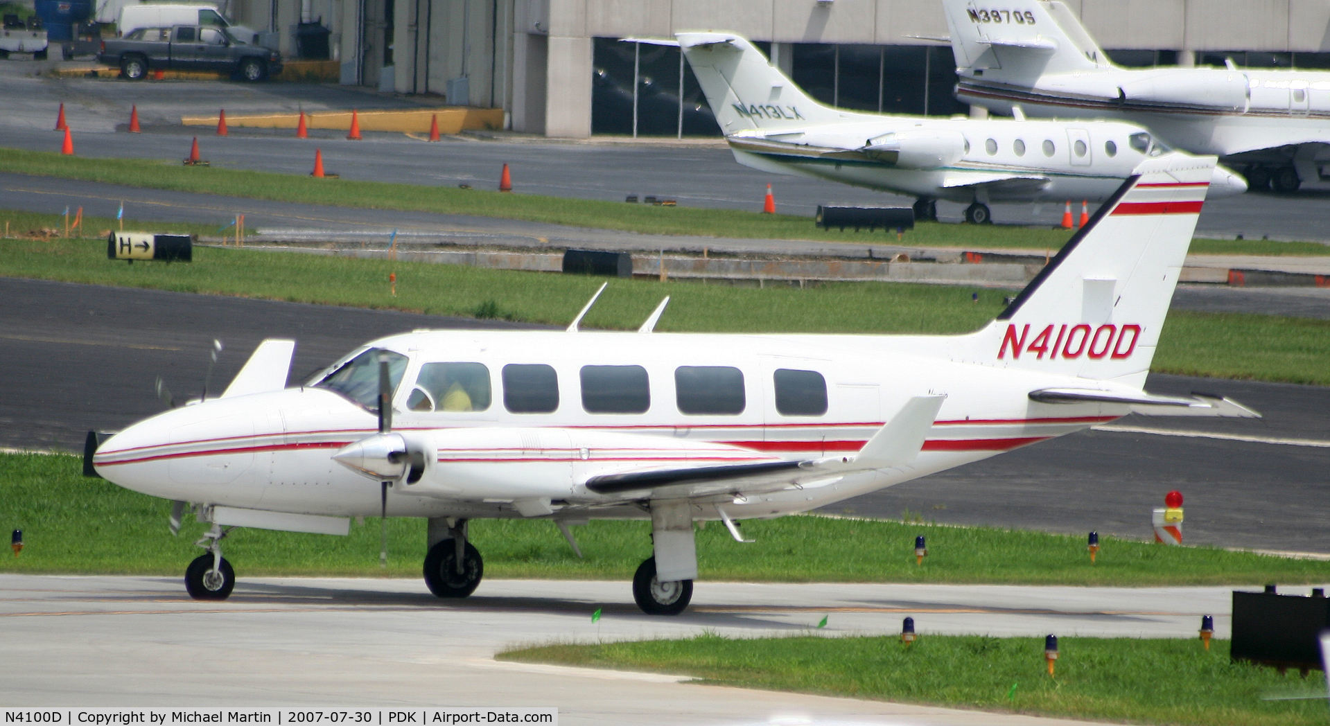 N4100D, 1981 Piper PA-31-350 Chieftain C/N 31-8252004, Taxing to Epps Air Service