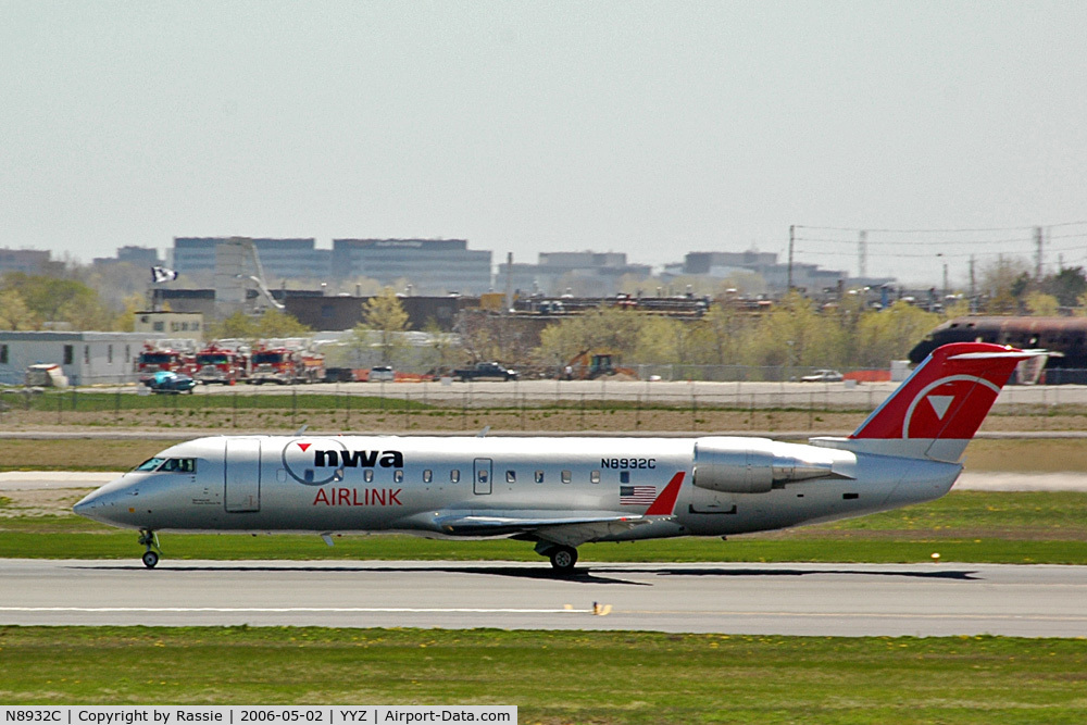 N8932C, 2004 Bombardier CRJ-200 (CL-600-2B19) C/N 7932, Landing at Pearson International