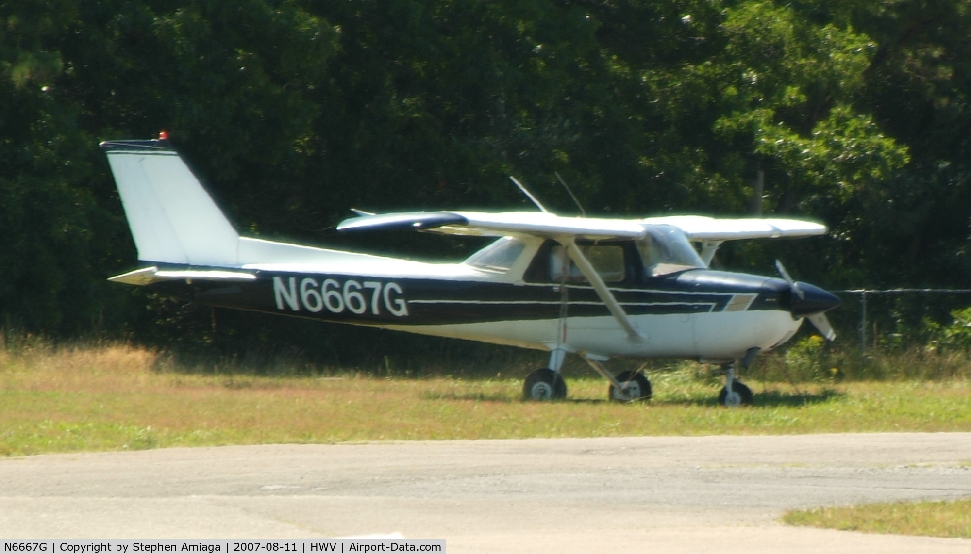 N6667G, 1970 Cessna 150L C/N 15072167, On the ramp at Brookhaven...