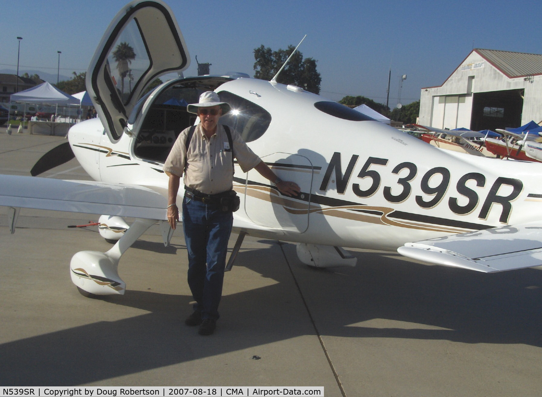 N539SR, 2007 Cirrus SR22 C/N 2543, 2007 Cirrus SR22 GT Turbo 3, Continental IO-550-N 310+ Hp, turbonormalized, Ye Olde Photographer being photographed in good company