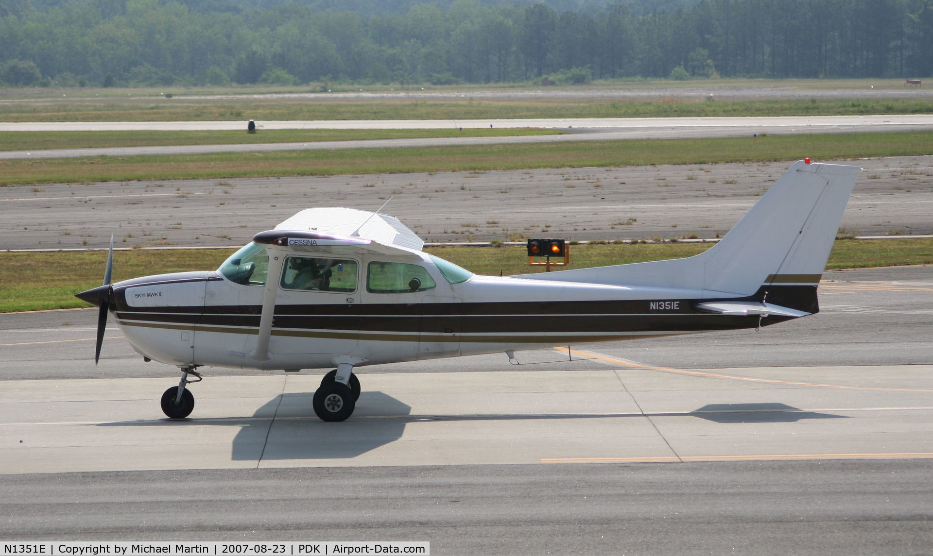 N1351E, 1978 Cessna 172N C/N 17270965, Taxing back from flight