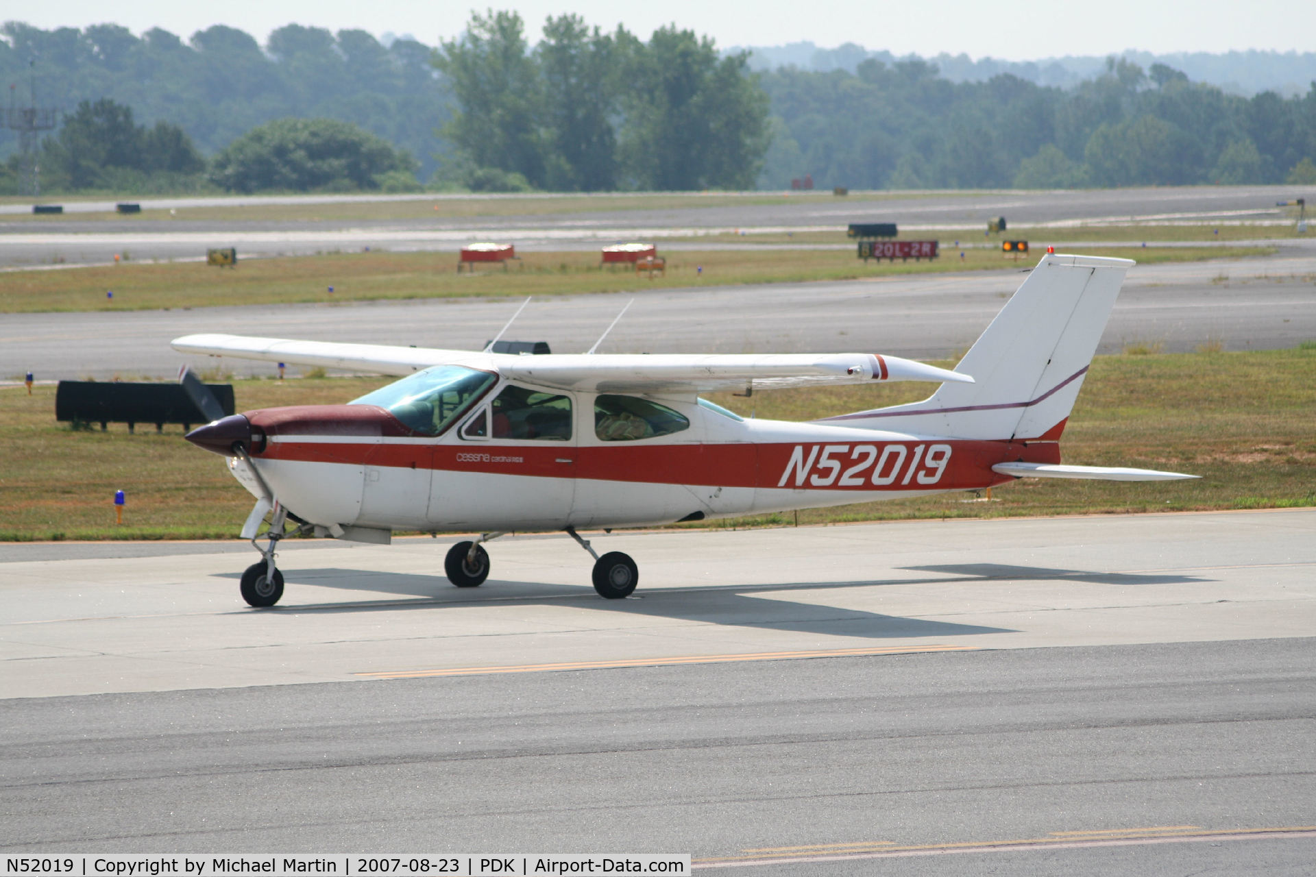 N52019, 1977 Cessna 177RG Cardinal C/N 177RG1143, Taxing to Epps Air Service