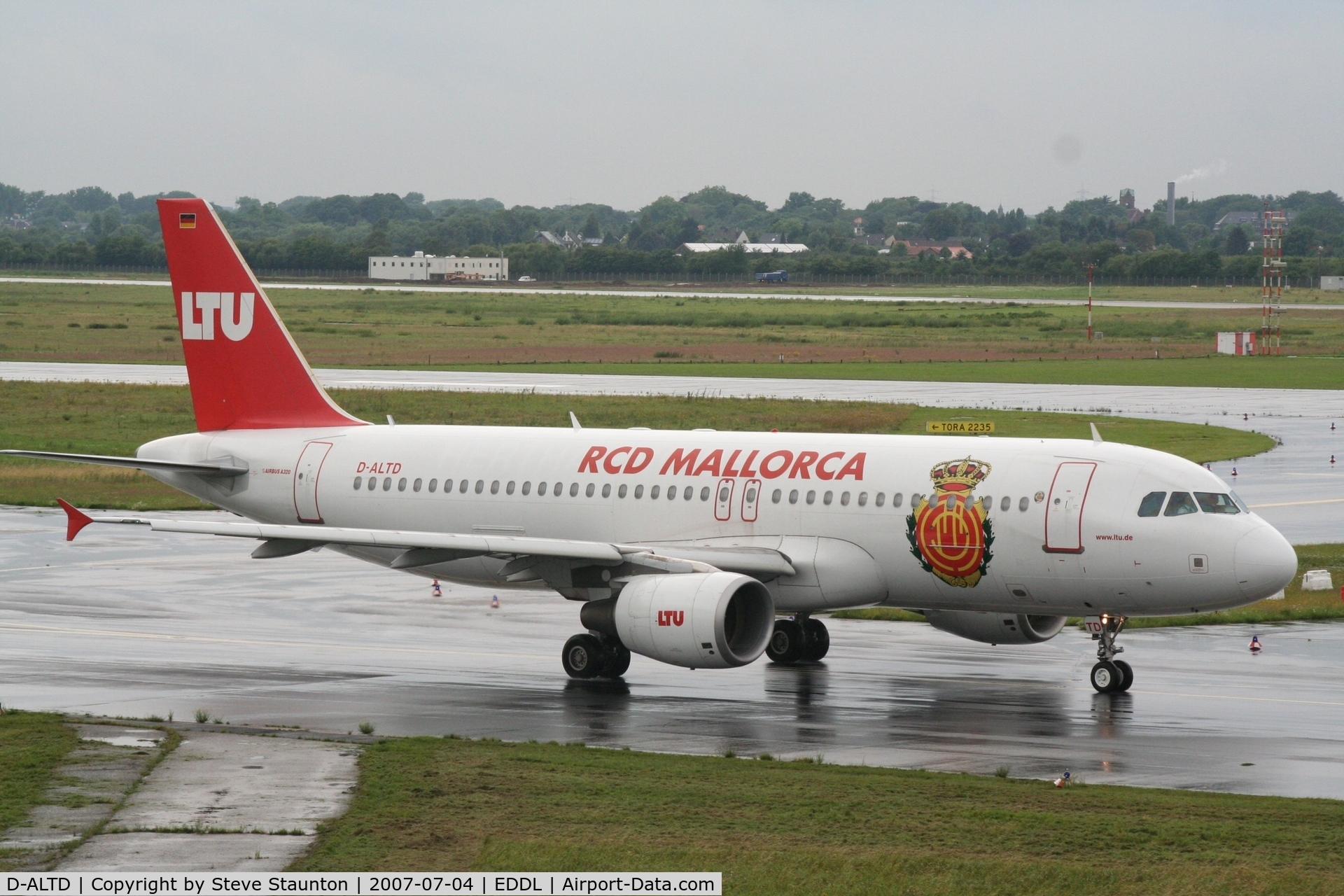 D-ALTD, 2001 Airbus A320-214 C/N 1493, Taken at Dusseldorf July 2007