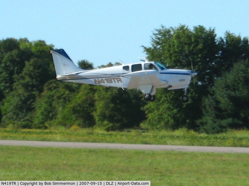 N419TR, 1961 Beech 35-B33 Debonair C/N CD-411, Departing 28 at Delaware, OH