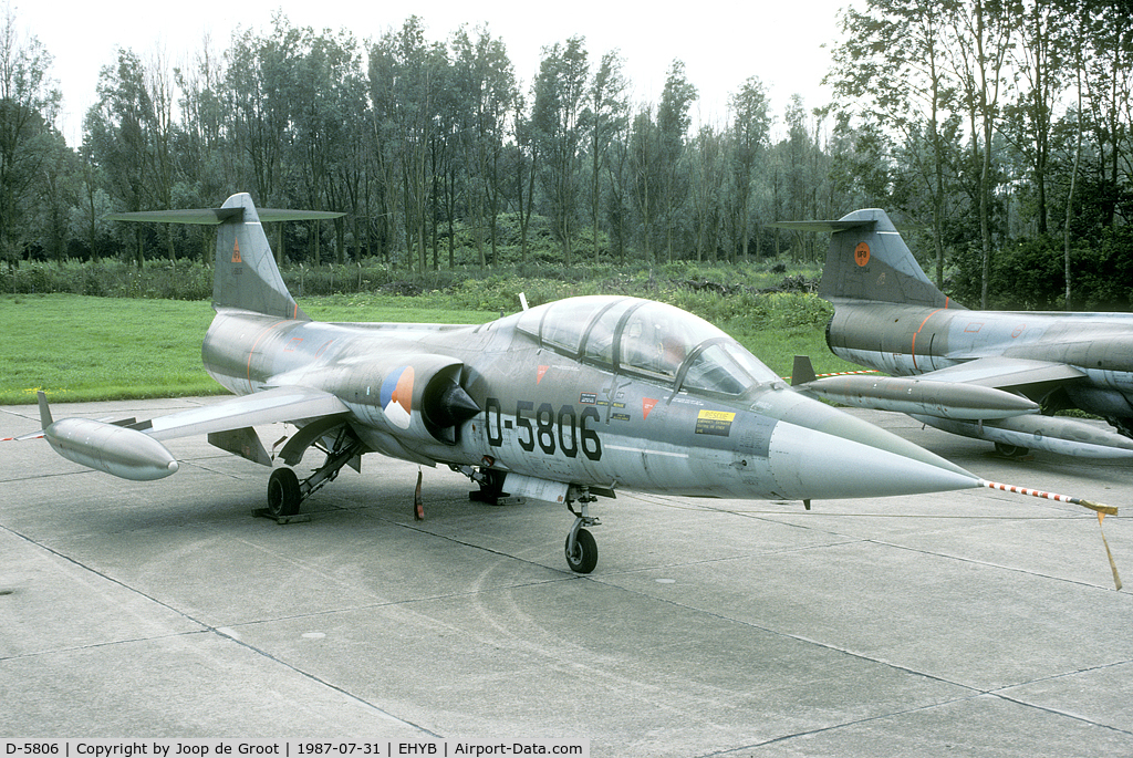 D-5806, Lockheed TF-104G Starfighter C/N 583E-5806, In 1987 there was a final spottersday to photograph the Dutch Starfighters, which had been in storage for three yaers at the time.