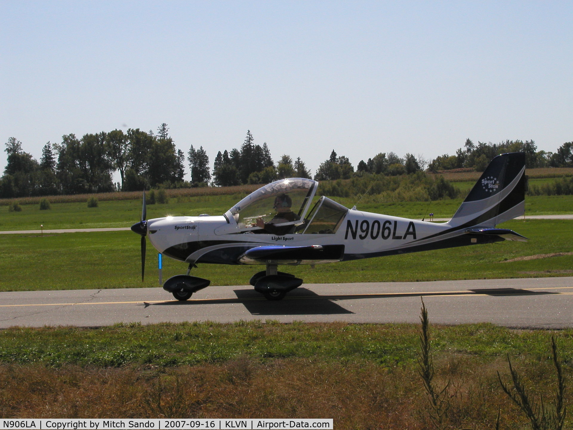 N906LA, 2007 Evektor-Aerotechnik Sportstar Plus C/N 20070906, Taxiing to the tie-downs.