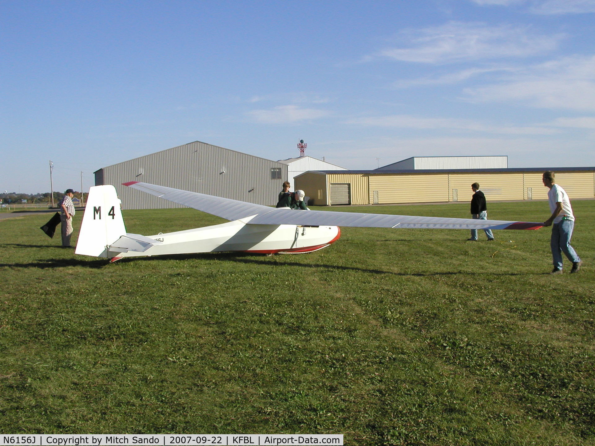 N6156J, Schleicher K-8B C/N 8549, Getting the tow line hooked up at Faribault.
