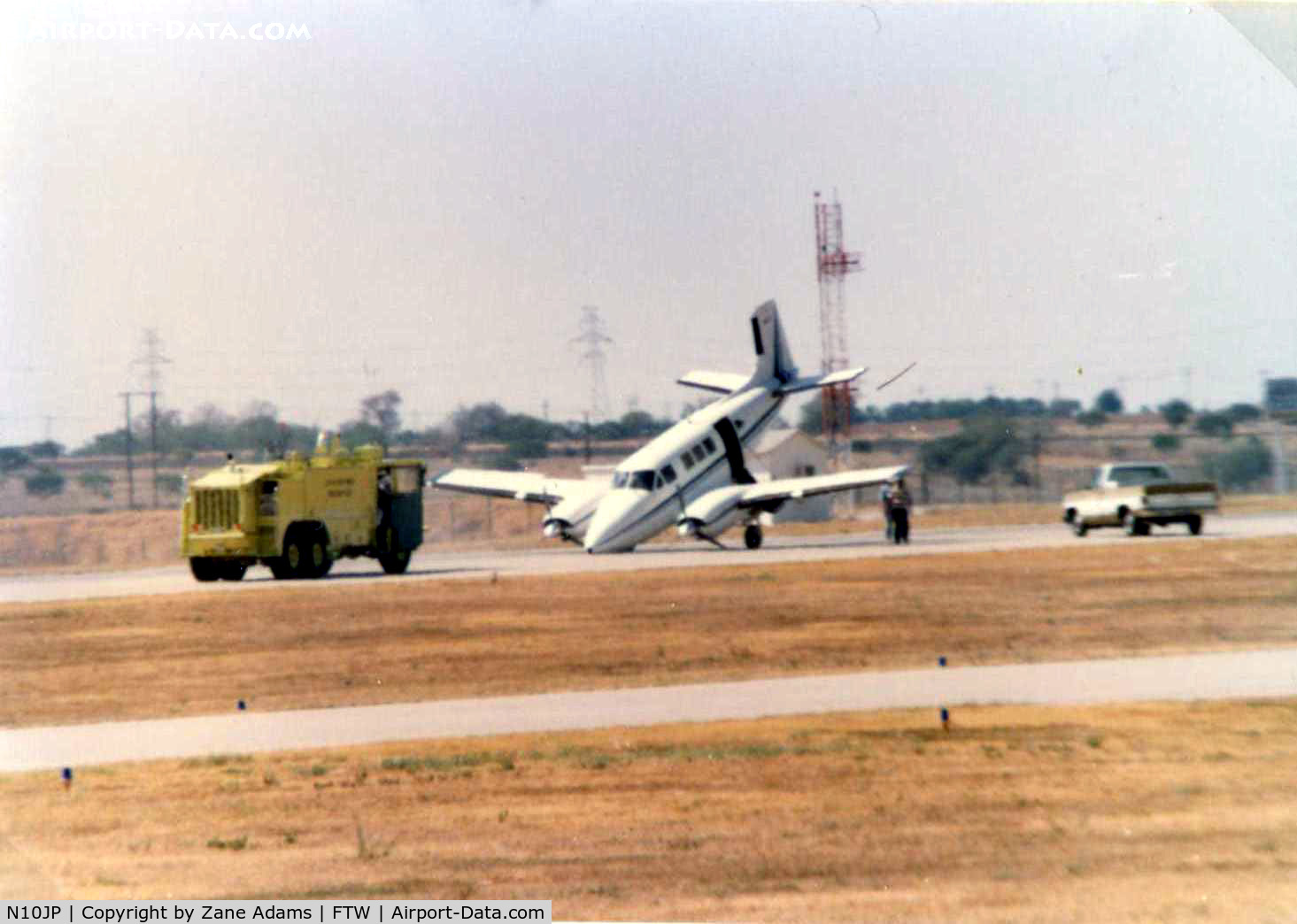 N10JP, 1973 Beech E90 King Air C/N LW-81, Emergency landing nose gear failure @1981