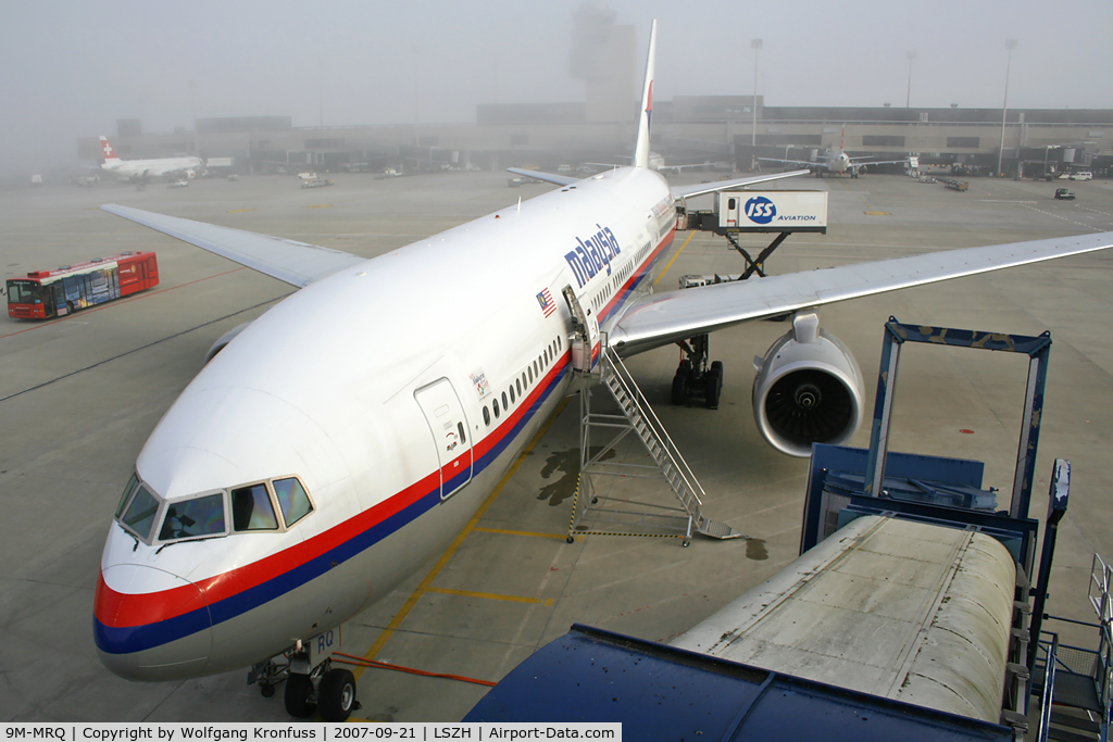 9M-MRQ, 2002 Boeing 777-2H6/ER C/N 28422, beeing serviced prior to Departure