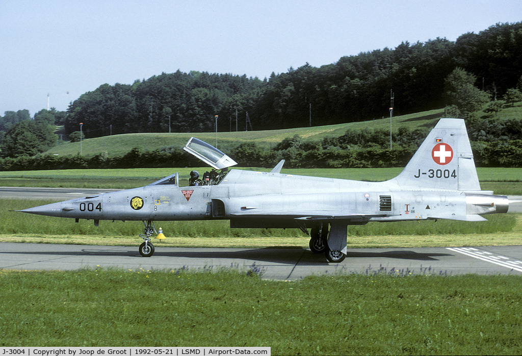 J-3004, 1979 Northrop F-5E Tiger II C/N L.1004, taxiing back after landing