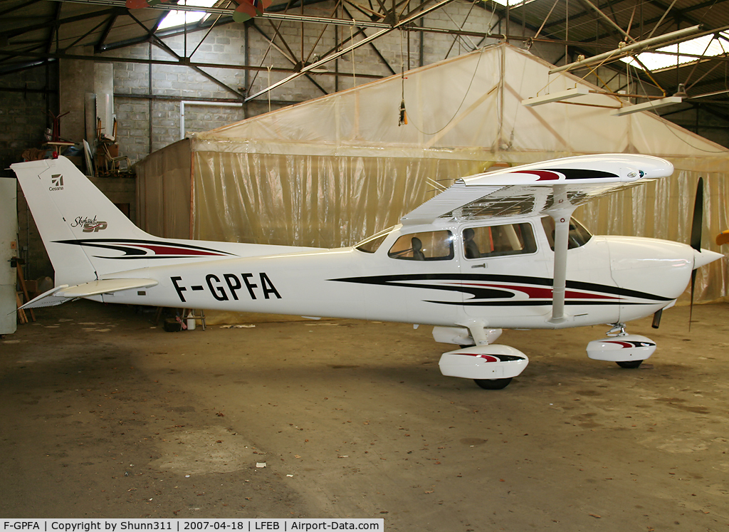 F-GPFA, Cessna 172S Skyhawk SP C/N 172S8159, Inside the Airclub's hangar of Dinan...
