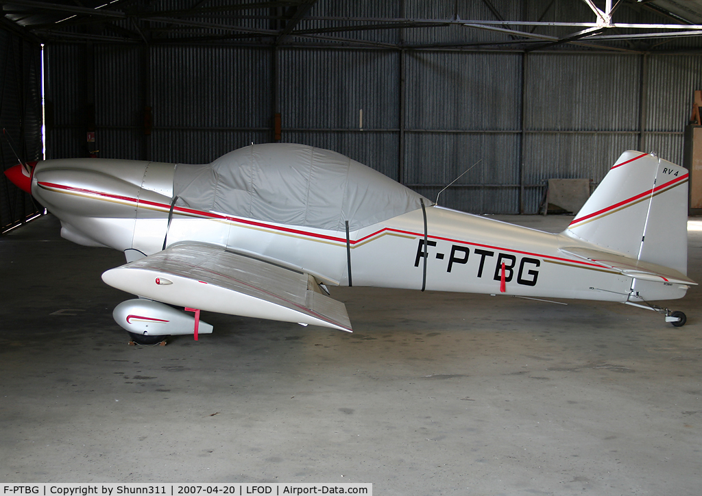 F-PTBG, 2002 Vans RV-4 C/N 2841, Inside the Airclub's hangar...