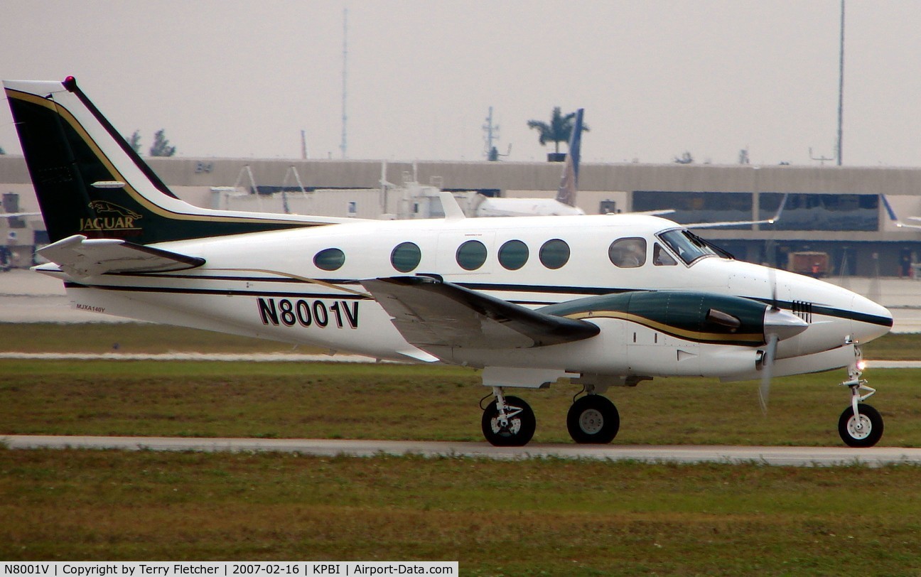 N8001V, 1990 Beech C90A King Air C/N LJ-1265, part of the Friday afternoon arrivals 'rush' at PBI