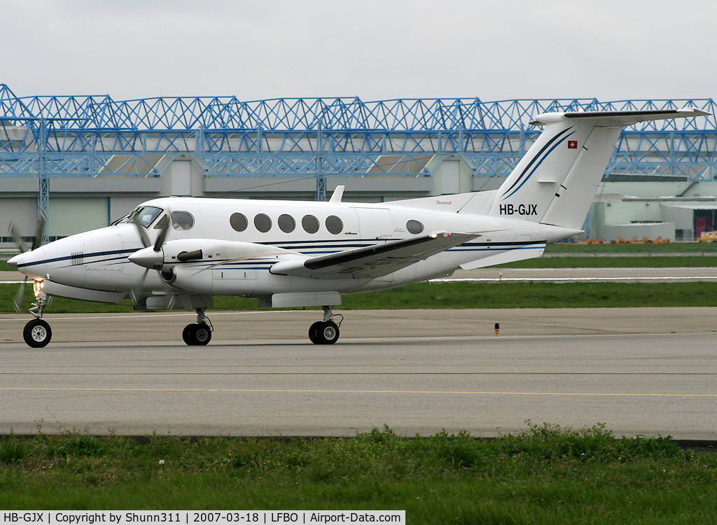 HB-GJX, 1981 Beech 200 Super King Air C/N BB-932, Taxiing to the general aviation apron