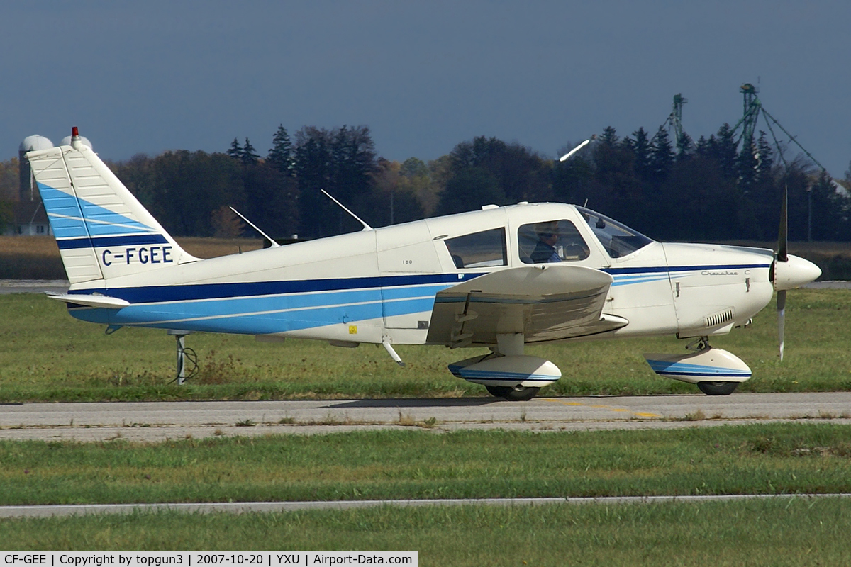CF-GEE, 1967 Piper PA-28-180 C/N 28 3819, Taxiing on Golf for departure.